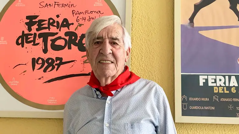 Miguel Ángel Alústiza junto a varios carteles de la Feria del Toro. Navarra.com