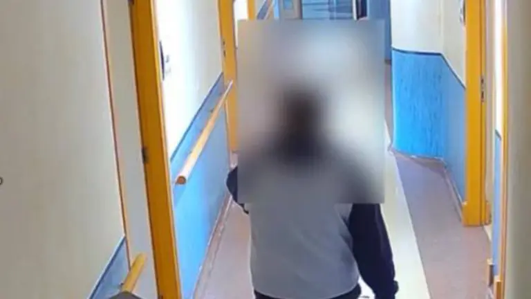 Imagen captada por las c&aacute;maras de videovigilancia de uno de los ladrones. GUARDIA CIVIL