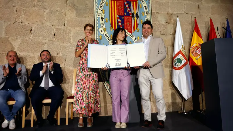 La presidenta de Navarra, Mar&iacute;a Chivite, ha elogiado a los galardonados en la nueva edici&oacute;n con el Premio Pr&iacute;ncipe de Viana de la Cultura, los cineastas Ra&uacute;l de la Fuente y Amaia Rem&iacute;rez, por su mirada "humana, emp&aacute;tica", con narraciones y propuestas visuales que "no huyen de la realidad por cruda que sea". En su discurso en el acto, celebrado en el Castillo de Olite, la presidenta ha considerado que en ellos se encarnan valores como el trabajo t&eacute;cnico, su compromiso con los derechos humanos reflejado en sus obras, y el v&iacute;nculo de ambos con el &aacute;mbito rural.EFE/ Jes&uacute;s Diges