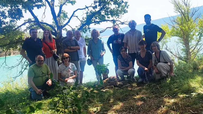Los amigos de Mikel Iriarte le dedican una estela y un ramo de flores en Yesa. Cedida.