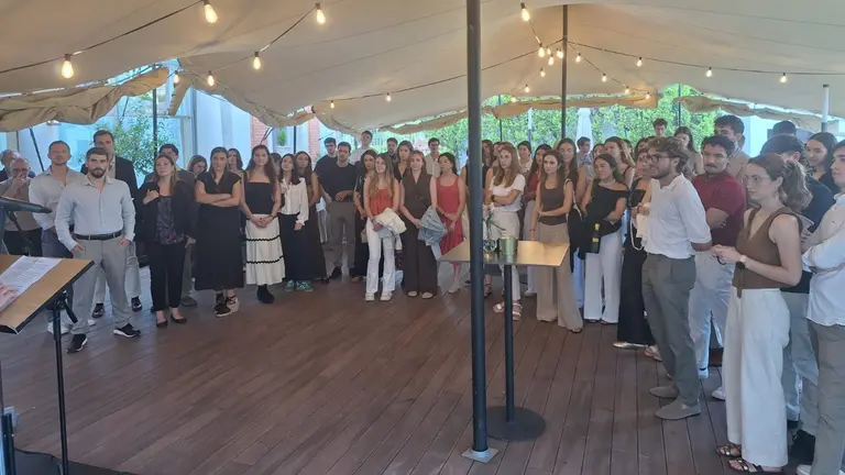 Los nuevos MIR en el Colegio de M&eacute;dicos. En primera fila, el secretario
Julio Duart, el presidente, Tom&aacute;s Rubio y las vocales de M&eacute;dicos Tutores
y M&eacute;dicos en Formaci&oacute;n, Mar&iacute;a Teresa Carrasquer y Chenhui Chen. CEDIDA