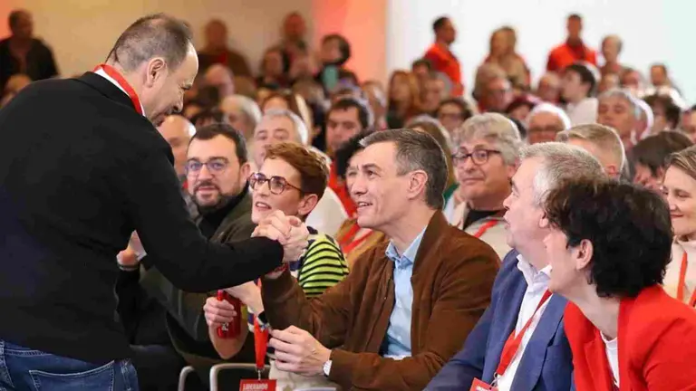 Ivan Cacho durante el &uacute;ltimo congreso regional del PSN en Baluarte saluda a Pedro S&aacute;nchez en presencia de Chivite, Santos Cerd&aacute;n y Elma Saiz. INSTAGRAM
