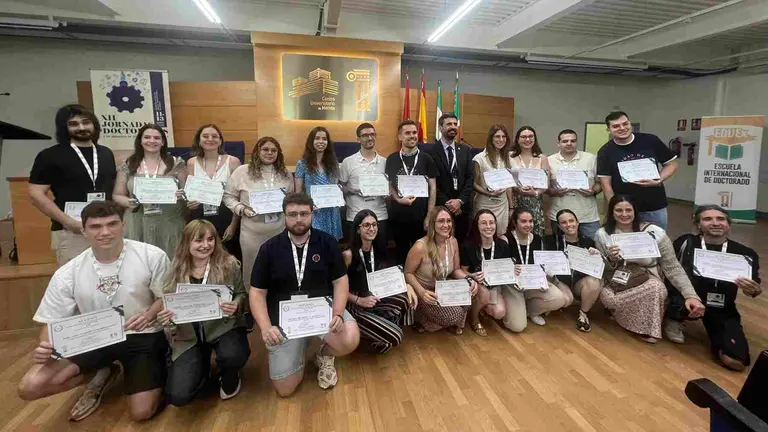 Premiados en las Jornadas Doctorales y Jornadas de Divulgaci&oacute;n Cient&iacute;fica del G-9. Eva Fern&aacute;ndez, de la UPNA, cuarta por la izquierda en la fila superior. UPNA