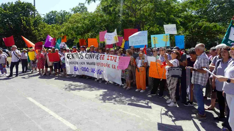 Concentraci&oacute;nde trabajadores de los centros Convive en Pamplona. CCOO