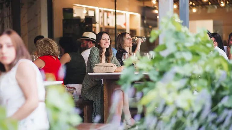 Imagen de archivo de un tardeo en Bodegas Ochoa. TURISMO DE NAVARRA