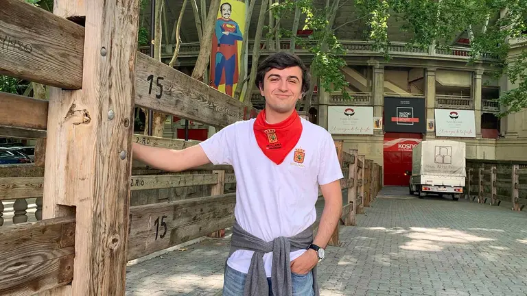 Jaime Bravo junto al vallado del encierro junto a la Plaza de Toros de Pamplona. Navarra.com