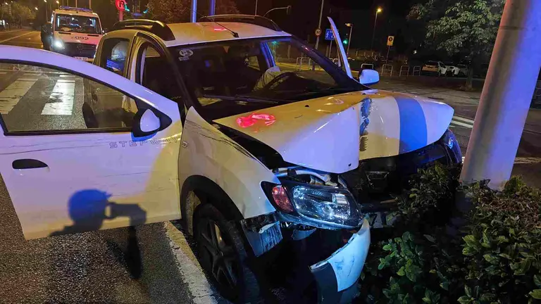 El coche se ha subido a la mediana y ha chocado contra una foralo. POLIC&Iacute;A MUNICIPAL DE PAMPLONA