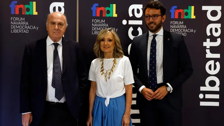 l exmagistrado Manuel Garc&iacute;a-Castell&oacute;n (i) ha calificado de "horrible" la actualidad pol&iacute;tica y judicial en Espa&ntilde;a y ha apuntado a la "falta de controles internos y externos que son imprescindibles". De esta forma se ha pronunciado en declaraciones a los medios de comunicaci&oacute;n en Pamplona al ser preguntado al respecto antes de abrir el &lsquo;F&oacute;rum Navarra, Democracia y Libertad&rsquo; organizado por Uni&oacute;n del Pueblo Navarro y presentado por la presidenta de UPN Cristima Ibarrola. EFE/ Jes&uacute;s Diges