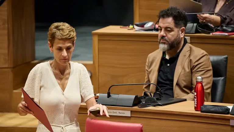 La presidenta Mar&iacute;a Chivite junto a Ram&oacute;n Alz&oacute;rriz. PABLO LASAOSA