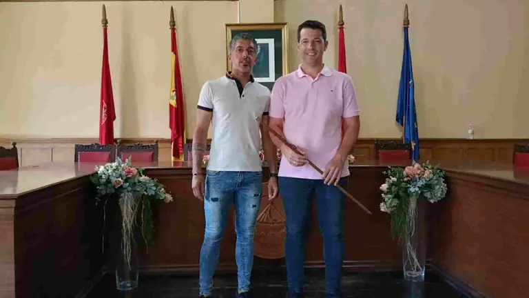 Enrique Villafranca y Raul Becerra en el sal&oacute;n de plenos del Ayuntamiento de Bu&ntilde;uel. AYUNTAMIENTO DE BU&Ntilde;UEL