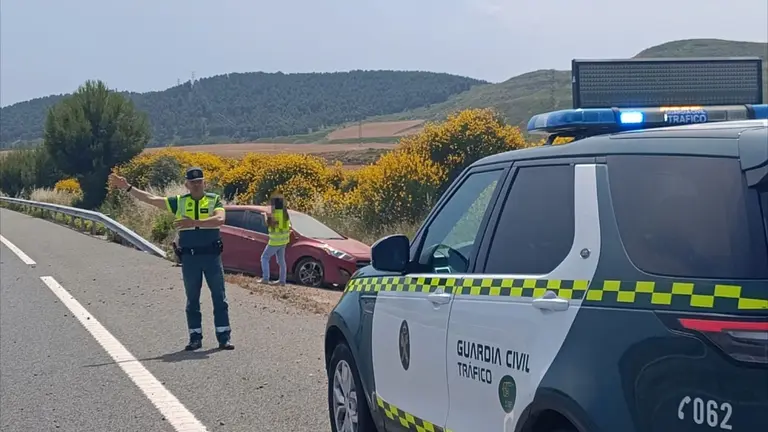 Imagen del accidente en el que ha resultado herida una joven de 26 a&ntilde;os. GUARDIA CIVIL