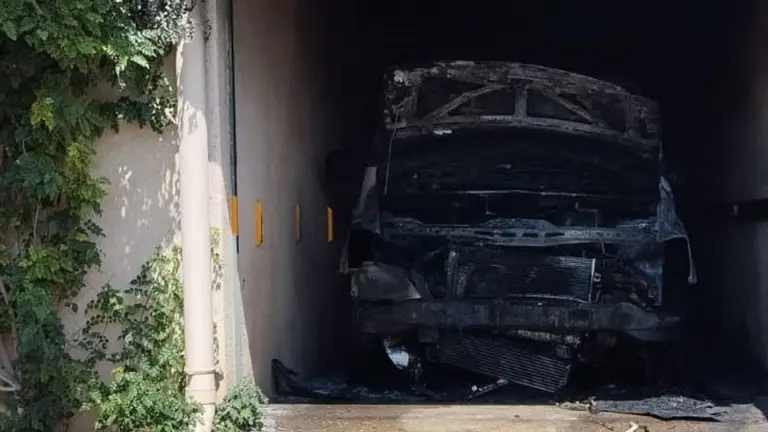 Imagen del otro coche incendiado en un garaje en Ablitas. BOMBEROS DE NAVARRA