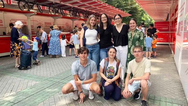 Un grupo de jóvenes voluntarios en la tómbola de Cáritas en Pamplona. Navarra.com