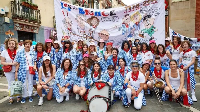 Las mujeres se han convertido en parte fundamental de la peña Los de Bronce. Facebook.