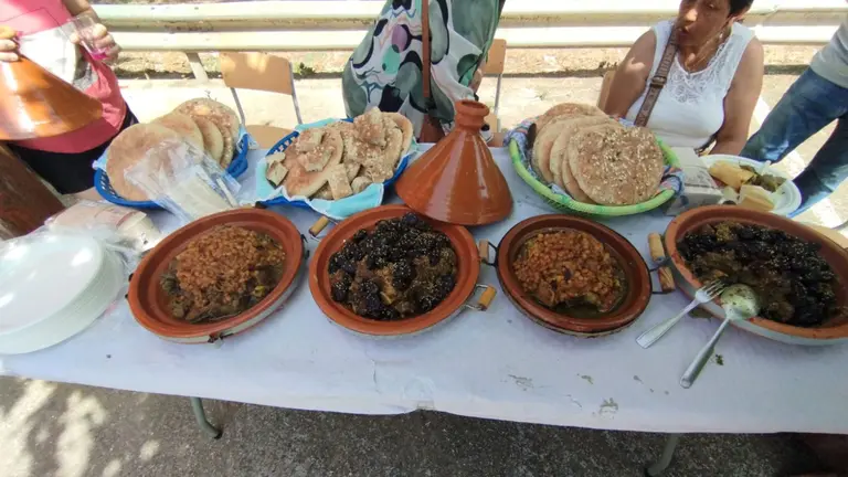 Imagen de uno de los puestos con comida del vermut intercultural de Miranda de Arga. CEDIDA