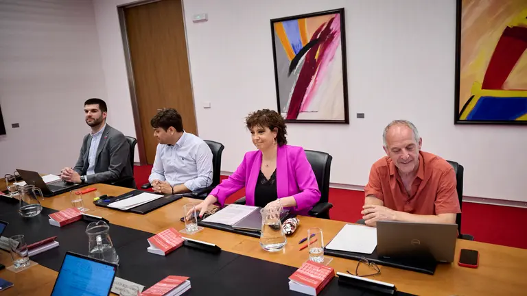 Ainhoa Unzu del PSN en su nuevo asiento minutos antes de comenzar la Mesa y Junta de Portavoces del Parlamento. PABLO LASAOSA