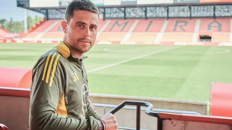 El entrenador del Club Deportivo Mirand&eacute;s, Alessio Lisci, ofrece una rueda de prensa este s&aacute;bado. El Mirand&eacute;s afronta hoy el &uacute;ltimo partido de la temporada en Anduva, la ida de la final por el ascenso a primera divisi&oacute;n, en la que el conjunto rojillo recibe al Real Oviedo, un reto may&uacute;sculo e hist&oacute;rico para un equipo joven, ambicioso y que parece no tener techo pues ya ha demostrado que sabe competir en momentos clave y que quiere golpear primero. EFE/ David P&eacute;rez Cejuela