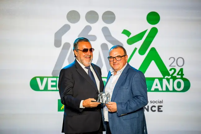 Juli&aacute;n Mart&iacute;nez Esc&uacute;churi (derecha) ha sido el representante de Navarra en este homenaje a la labor social diaria. CEDIDA