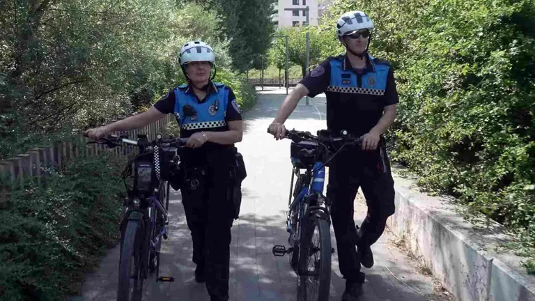 Dos de los miembros del equipo de Polibicis de la Polic&iacute;a Municipal de Pamplona. AYUNTAMIENTO DE PAMPLONA