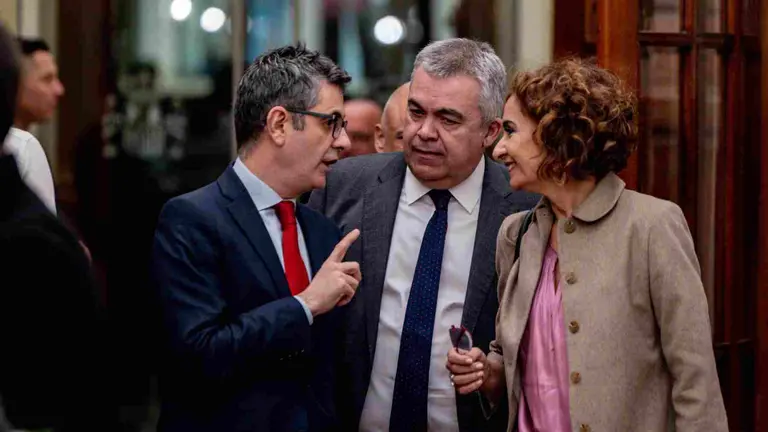 El ministro de Presidencia y Justicia, Felix Bola&ntilde;os y la Ministra de Hacienda, Mar&iacute;a Jes&uacute;s Montero flanquean al socialista Santos Cerd&aacute;n. EUROPA PRESS