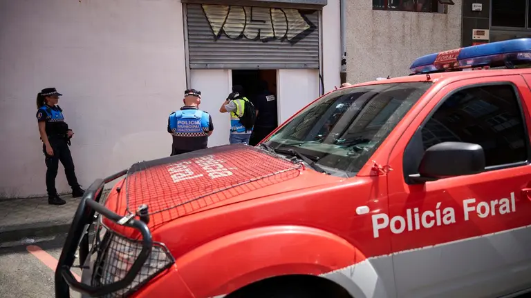 Imagen de archivo de una operaci&oacute;n de la Polic&iacute;a Municipal y la Polic&iacute;a Foral contra una banda criminal que actuaba en el Casco Antiguo de Pamplona. PABLO LASAOSA