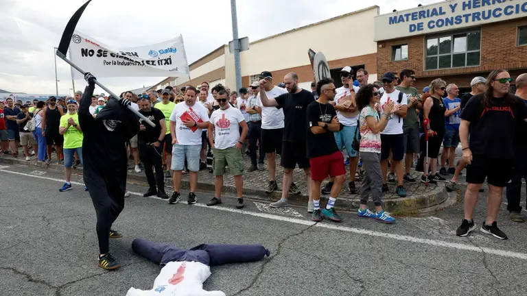 Momento de la concentraci&oacute;n de trabajadores de BSH con motivo de la segunda reuni&oacute;n negociadora del ERE. EFE/ Jes&uacute;s Diges