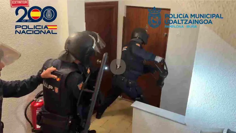 Momento ene lq ue los agentes entran en uno de los domicilios registrados.