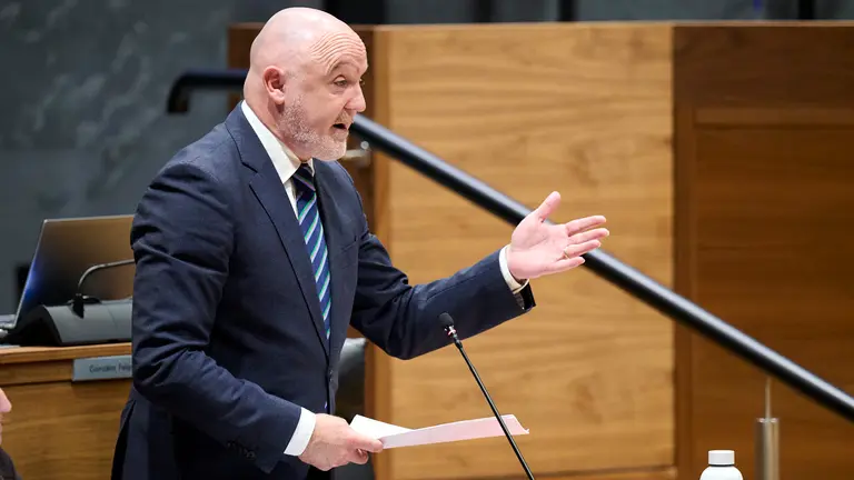 Javier Esparza de UPN interviene en el pleno del Parlamento. PABLO LASAOSA