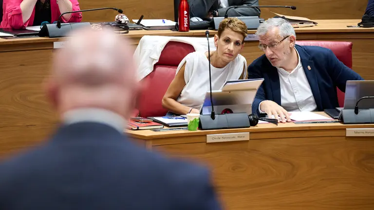 María Chivite y Félix Taberna interviene en el pleno del Parlamento. PABLO LASAOSA