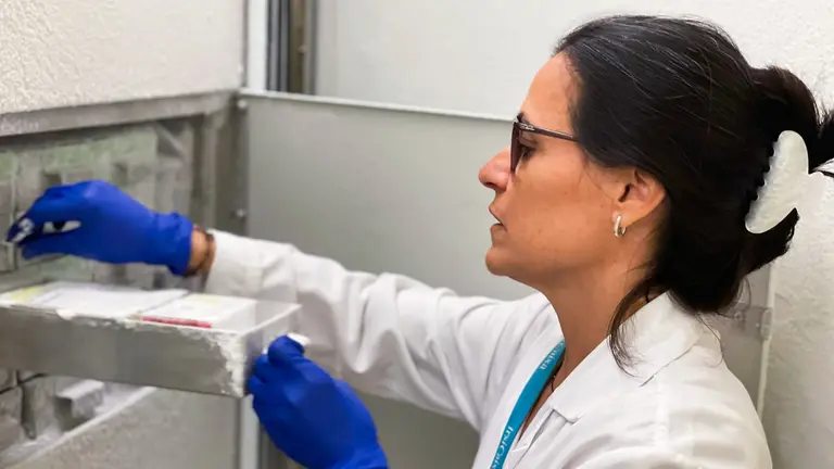 La investigadora Mariona Parera, del grupo de Gen&oacute;mica Microbiana de IrsiCaixa. IrsiCaixa