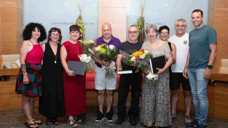 Los propietarios de los establecimientos comerciales homenajeados en Anso&aacute;in junto a responsables municipales. AYUNTAMIENTO DE ANSOAIN