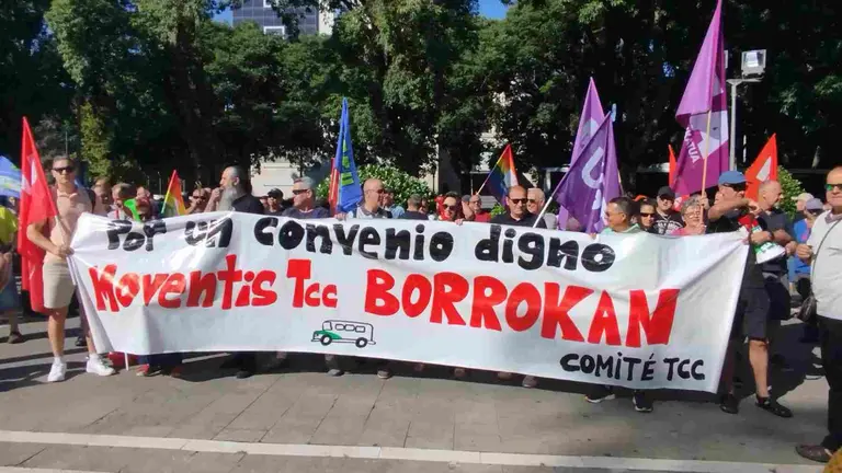 Trabajadores de TCC se manifiestan ante la sede de la Mancomunidad de la Comarca de pamplona. EUROPA PRESS