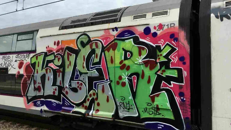 Un tren pintado con grafitis. PETER / UNSPLASH