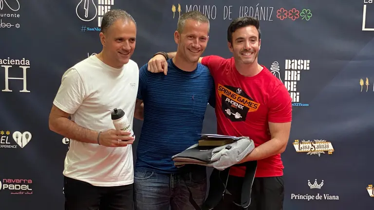 Sergio Peche (centro) con los ganadores de la categor&iacute;a masculina. CEDIDA