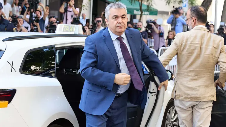 El exsecretario de Organizaci&oacute;n del PSOE Santos Cerd&aacute;n a su llegada a declarar en el Tribunal Supremo, a 30 de junio de 2025, en Madrid (Espa&ntilde;a). El Tribunal Supremo (TS) ha citado a declarar a Santos Cerd&aacute;n por presuntos delitos de organizaci&oacute;n criminal y cohecho. Cerd&aacute;n est&aacute; siendo investigado dada su conexi&oacute;n inescindible con los hechos referidos al exministro de Transportes Jos&eacute; Luis &Aacute;balos.

Jes&uacute;s Hell&iacute;n / Europa Press
30 JUNIO 2025;SANTOS CERD&Aacute;N;TRIBUNAL SUPREMO;CASO KOLDO
30/6/2025