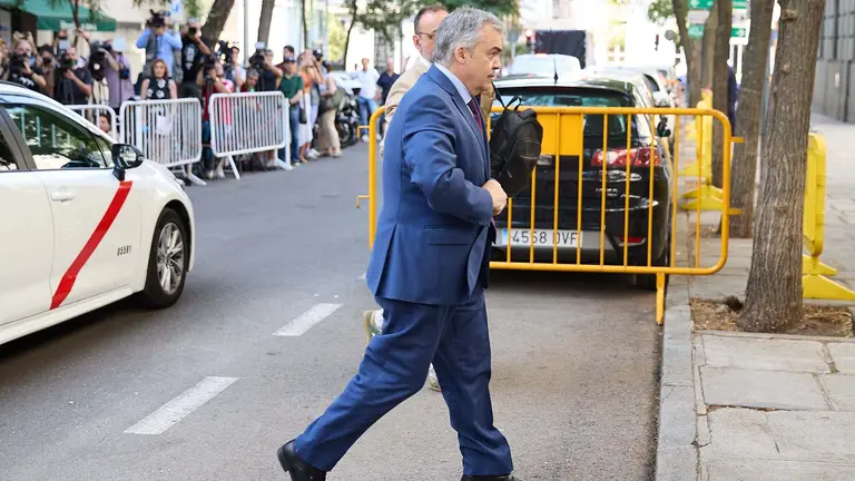 El exsecretario de Organizaci&oacute;n del PSOE, Santos Cerd&aacute;n a su llegada a declarar en el Tribunal Supremo, a 30 de junio de 2025, en Madrid (Espa&ntilde;a). El Tribunal Supremo (TS) ha citado a declarar a Santos Cerd&aacute;n por presuntos delitos de organizaci&oacute;n criminal y cohecho. Cerd&aacute;n est&aacute; siendo investigado dada su conexi&oacute;n inescindible con los hechos referidos al exministro de Transportes Jos&eacute; Luis &Aacute;balos.

Jes&uacute;s Hell&iacute;n / Europa Press
30 JUNIO 2025;SANTOS CERD&Aacute;N;TRIBUNAL SUPREMO;CASO KOLDO
30/6/2025