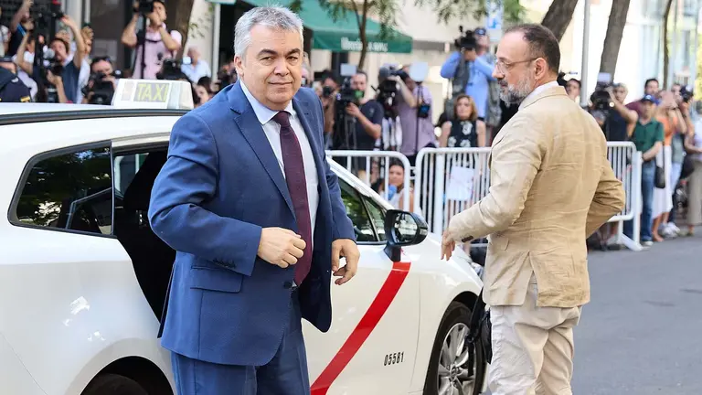 El exsecretario de Organizaci&oacute;n del PSOE Santos Cerd&aacute;n a su llegada a declarar en el Tribunal Supremo, a 30 de junio de 2025, en Madrid (Espa&ntilde;a). El Tribunal Supremo (TS) ha citado a declarar a Santos Cerd&aacute;n por presuntos delitos de organizaci&oacute;n criminal y cohecho. Cerd&aacute;n est&aacute; siendo investigado dada su conexi&oacute;n inescindible con los hechos referidos al exministro de Transportes Jos&eacute; Luis &Aacute;balos.

Jes&uacute;s Hell&iacute;n / Europa Press
30 JUNIO 2025;SANTOS CERD&Aacute;N;TRIBUNAL SUPREMO;CASO KOLDO
30/6/2025