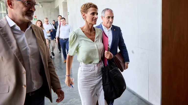 Comparecencia de la presidenta del Gobierno de Navarra, María Chivite, acompañada del consejero de Cohesión Territorial, Óscar Chivite, en la comisión de Régimen Foral del Parlamento de Navarra para explicar el proceso de adjudicación de las obras de los túneles de Belate y las relaciones y contactos entre el Gobierno de Navarra y las empresas que aparecen en el informe de la UCO del caso Cerdán. IÑIGO ALZUGARAY