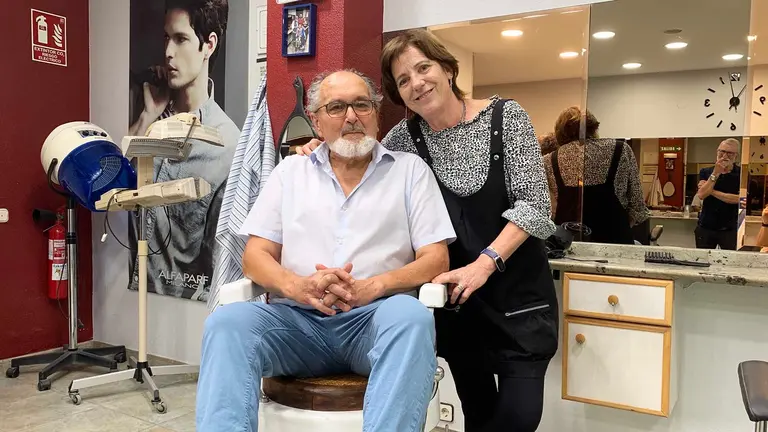 Jesús Barcos y Asunción Beloki en su peluquería del barrio de Iturrama en Pamplona. Navarra.com