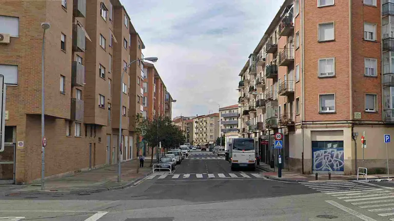 Vista de la calle Anso&aacute;in desde la traves&ccedil;ia Padre Tom&aacute;s de Burgui, en Pamplona. GOOGLE MAPS