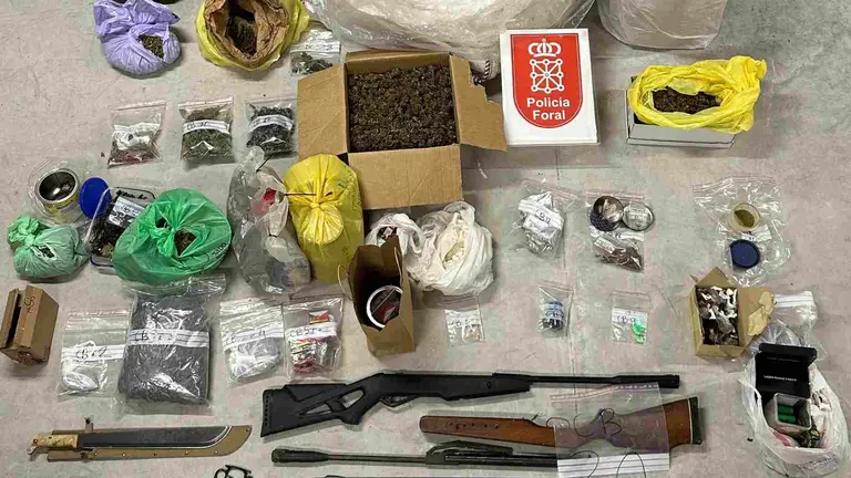 Droga y armas decomisadas en la operaci&oacute;n antidroga. POLIC&Iacute;A FORAL