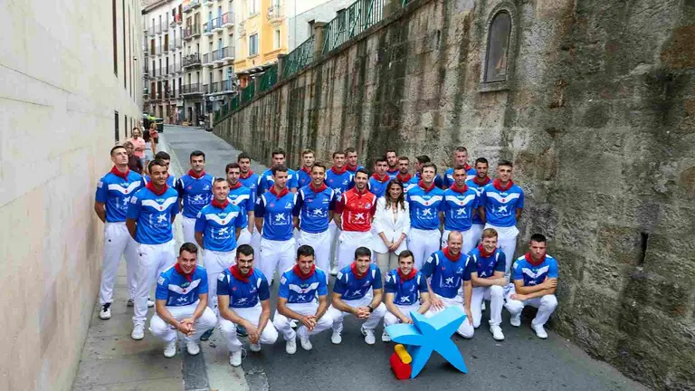 Los 32 pelotaris junto a la directora territorial Ebro de CaixaBank, Isabel Moreno. &Iacute;&Ntilde;IGO ALZUGARAY