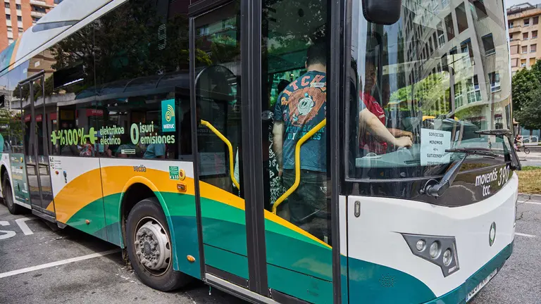 Inicio de la huelga indefinida de las villavesas en Pamplona. I&Ntilde;IGO ALZUGARAY