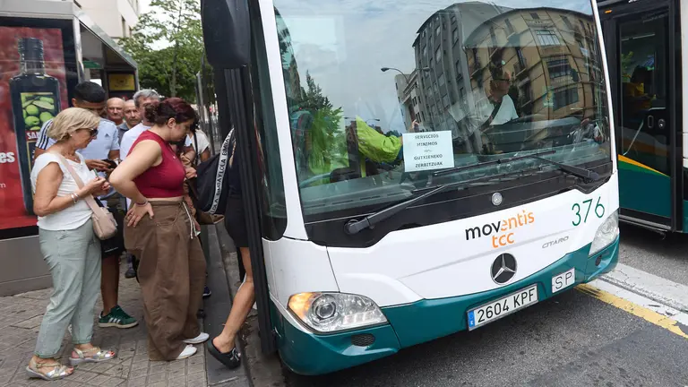Inicio de la huelga indefinida de las villavesas en Pamplona. I&Ntilde;IGO ALZUGARAY
