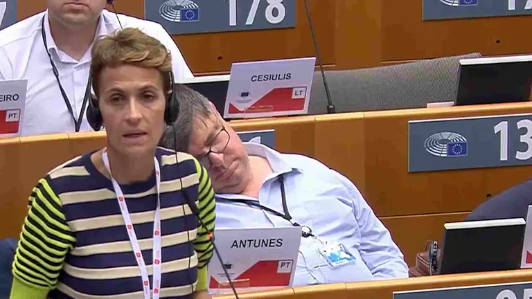 Fotograma del video que capta al eurodiputado malt&eacute;s durmiendo tras Mar&iacute;a Chivite durante su intervenci&oacute;n.
