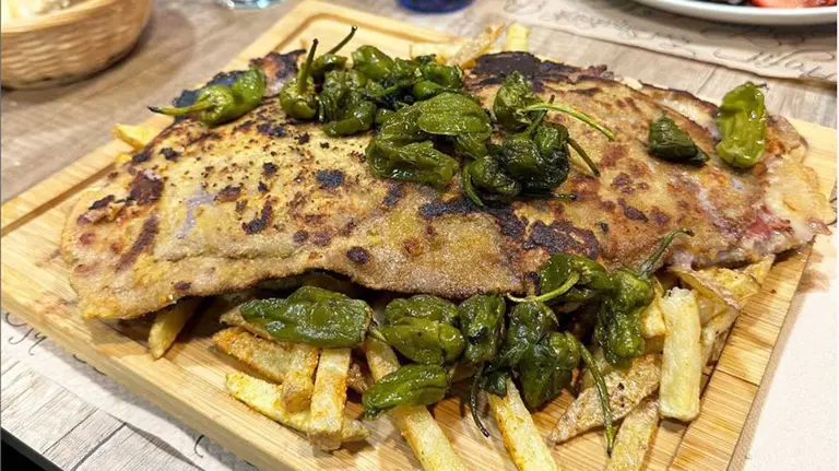 El espectacular cachopo de ternera con pimientos y patatas en el bar Sol y Luna de Pamplona. Instagram.