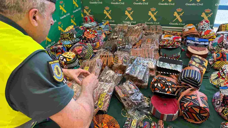 Art&iacute;culos decomisados en la aduana del Aeropuerto de No&aacute;in Pamplona destinados a los manteros para su venta ilegal en San Ferm&iacute;n. GUARDIA CIVIL