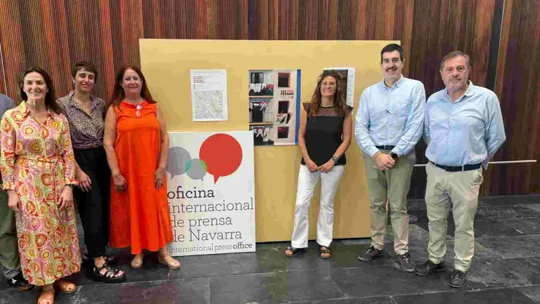 de derecha a izquierda. Patxi P&eacute;rez, presidente Asociaci&oacute;n Periodistas de Navarra; Javier Solano, director del Servicio de Comunicaci&oacute;n del Gobierno de Navarra, y Garbi&ntilde;e Bueno, primera teniente de alcalde y concejala de Hacienda, Contrataci&oacute;n P&uacute;blica Responsable y Recursos Humanos; Bego&ntilde;a L&oacute;pez Coordinadora de la OIP, y los miembros del equipo Paila Vilella y M&oacute;nica Dom&eacute;nech.