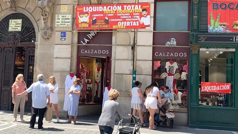 Fachada de la tienda calzados la Infantil dedicada ahora a ropa de San Fermín. Navarra.com