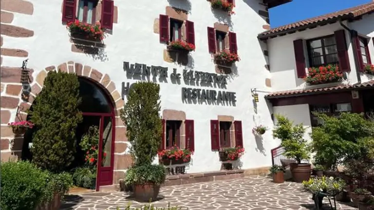 Fachada del hotel restaurante Ventas de Ulzama. Instagram.
